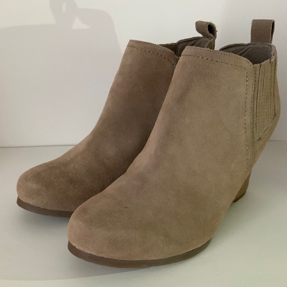 DV by Dolce Vita Suede Leather Wedge Booties. - Picture 2 of 9